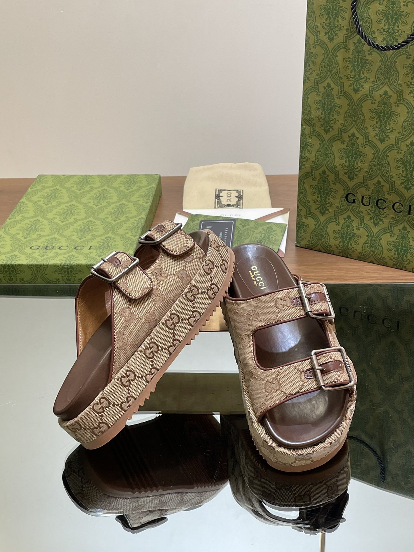 ua G*u*i  sandal with double g