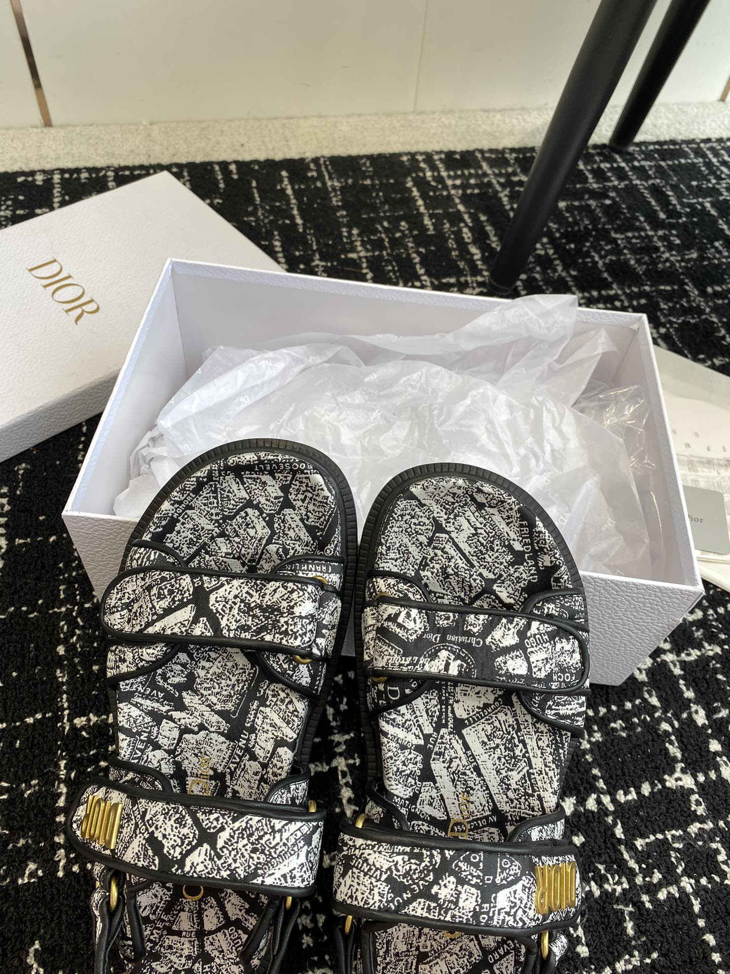 ua D*oract sandal