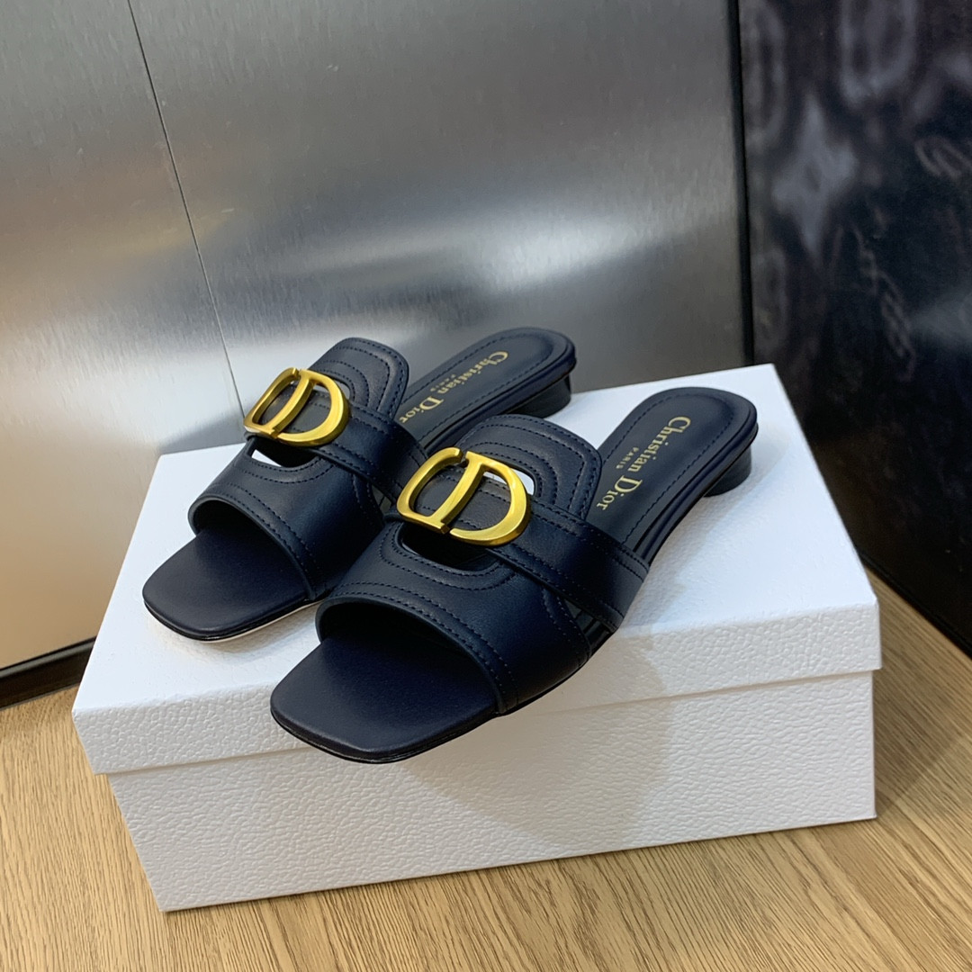 ua D*or 30 montaigne slide