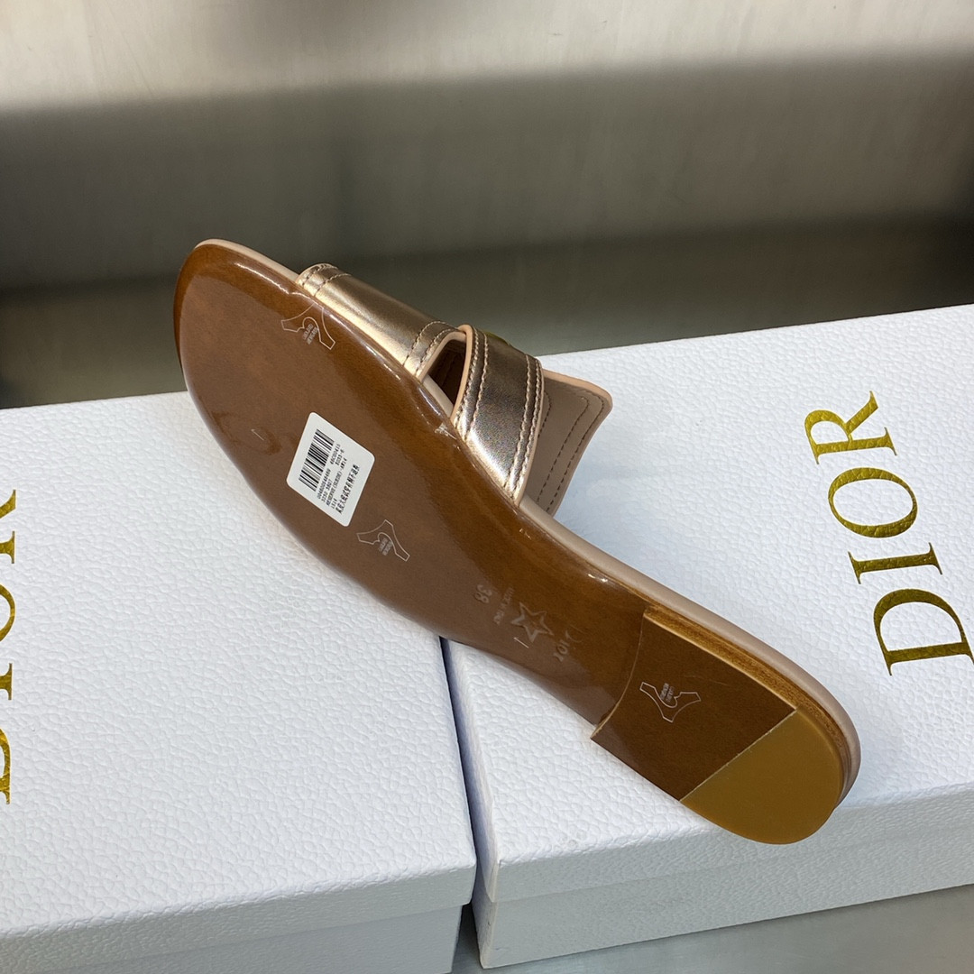 ua D*or 30 montaigne slide