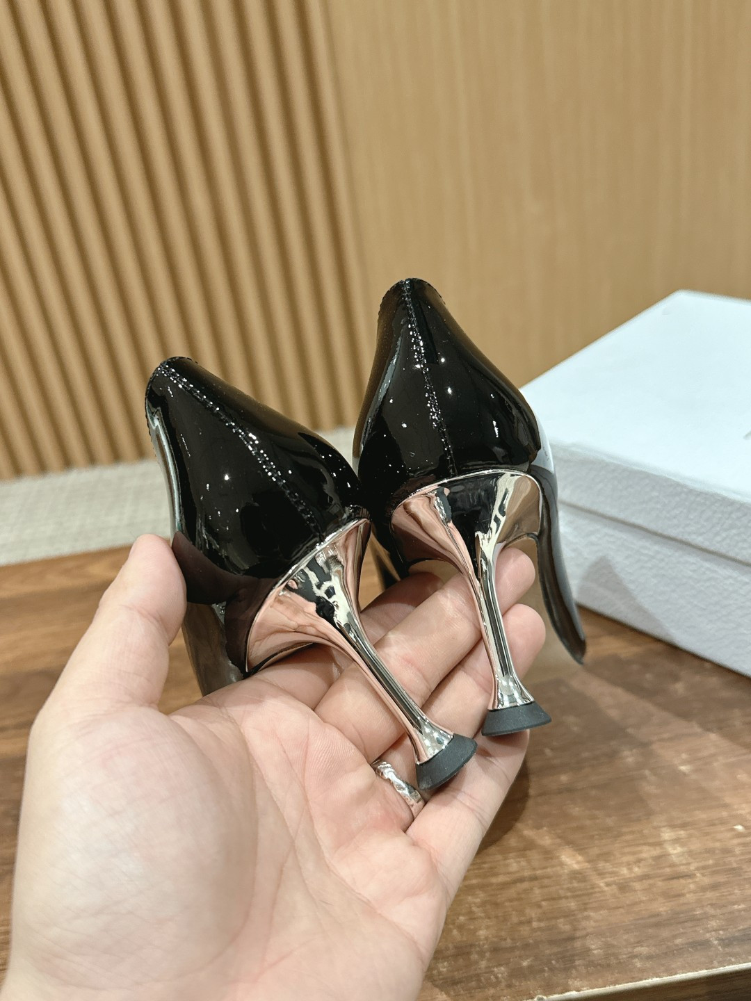 ua ch**an D*or la parusienne pump