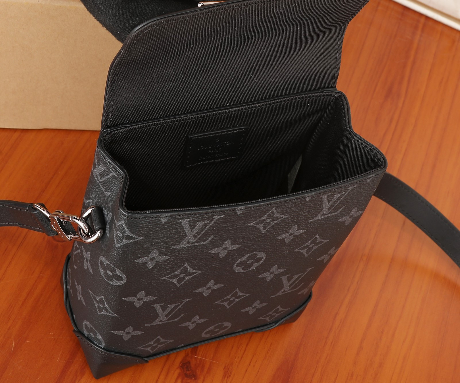LV Nano Steamer M82774 5.9 x 7.1 x 2.8 in