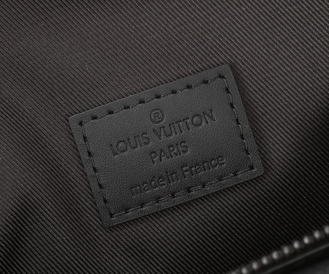 LV Pilot Wearable Wallet M83563 7.9 x 4.7 x 2.2 in