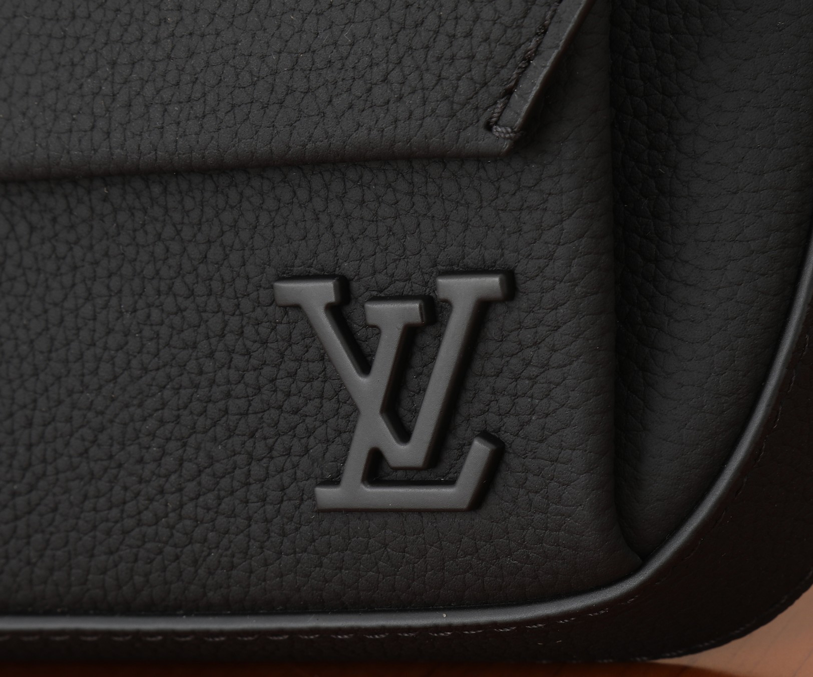 LV Pilot Wearable Wallet M83563 7.9 x 4.7 x 2.2 in