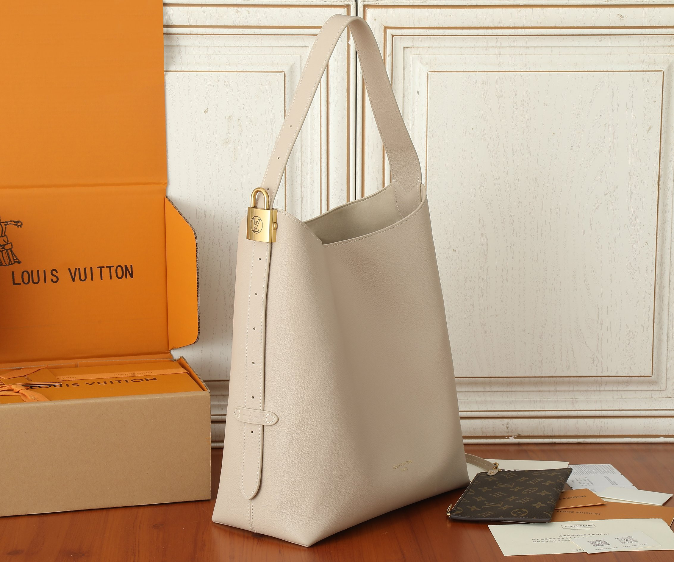 LV Low Key Hobo MM M25022 12.2 x 13.8 x 7.1 in