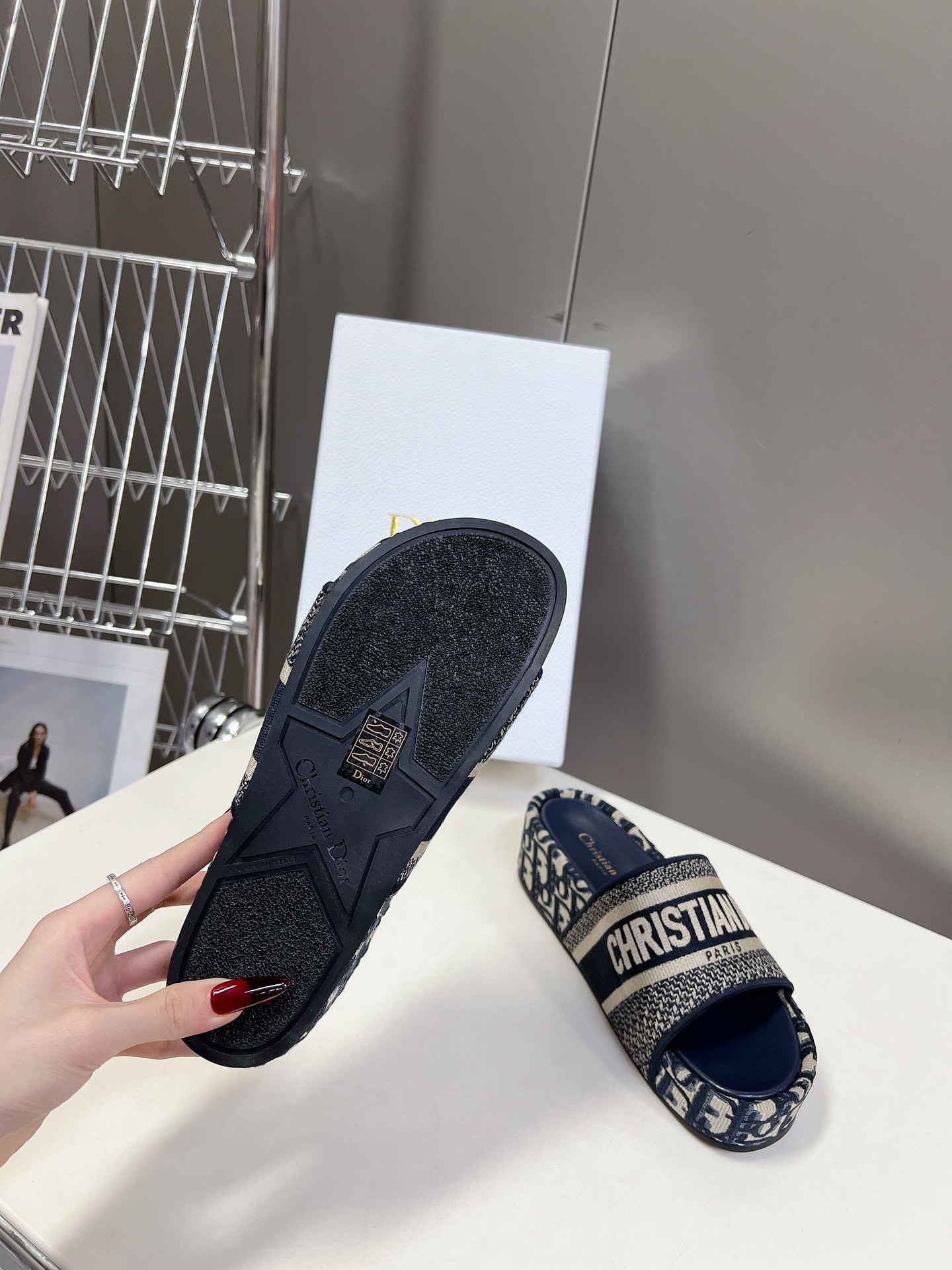 ua D*or platform sandals