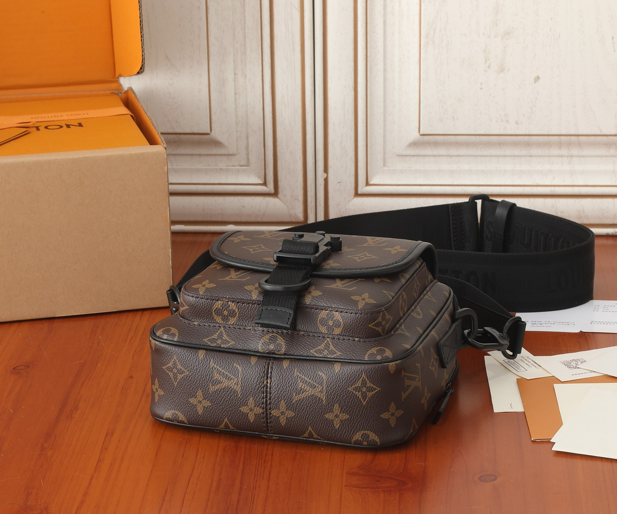 LV Quest Messenger M46973 7.1 x 7.1 x 3.9 inches