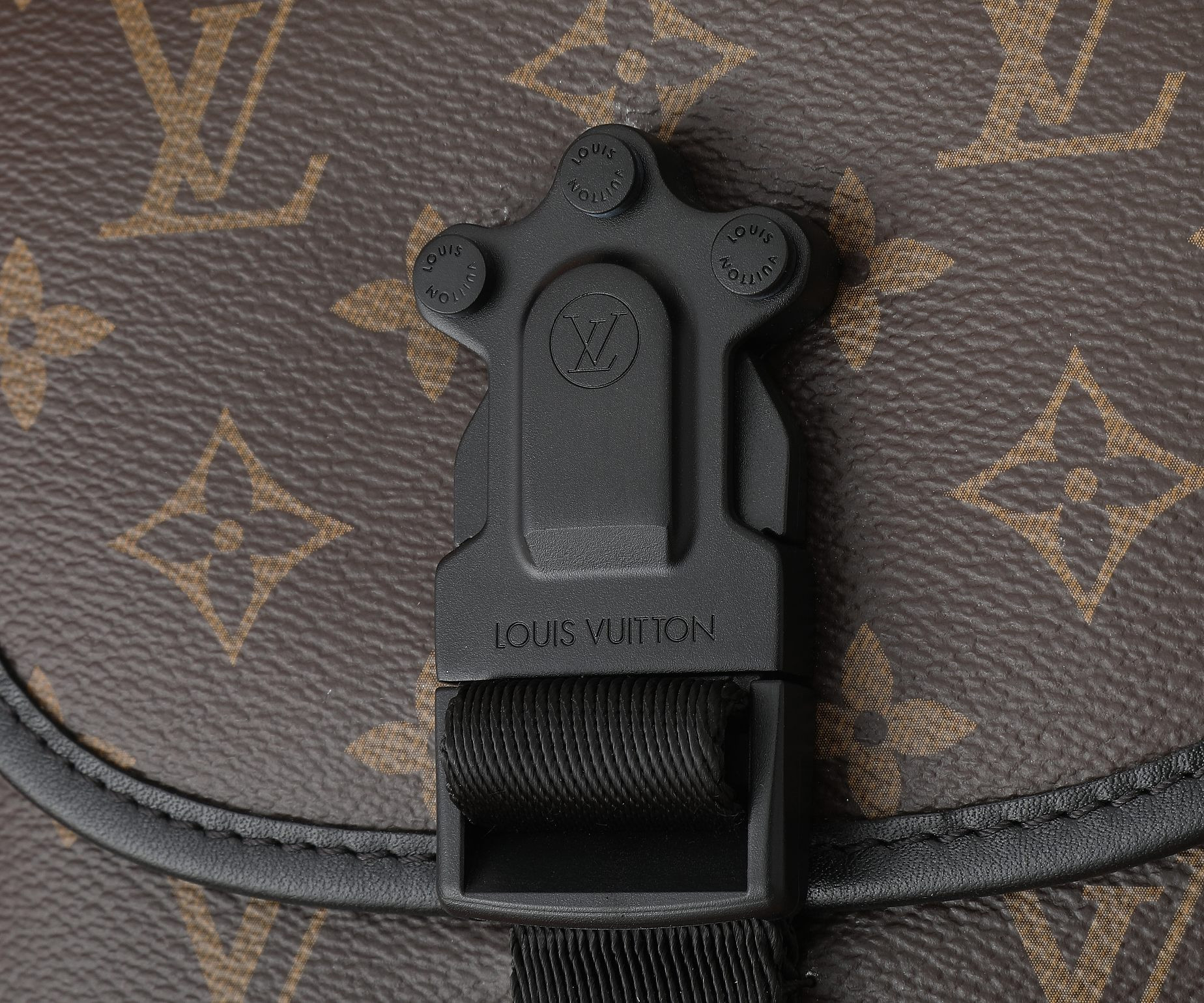 LV Quest Messenger M46973 7.1 x 7.1 x 3.9 inches