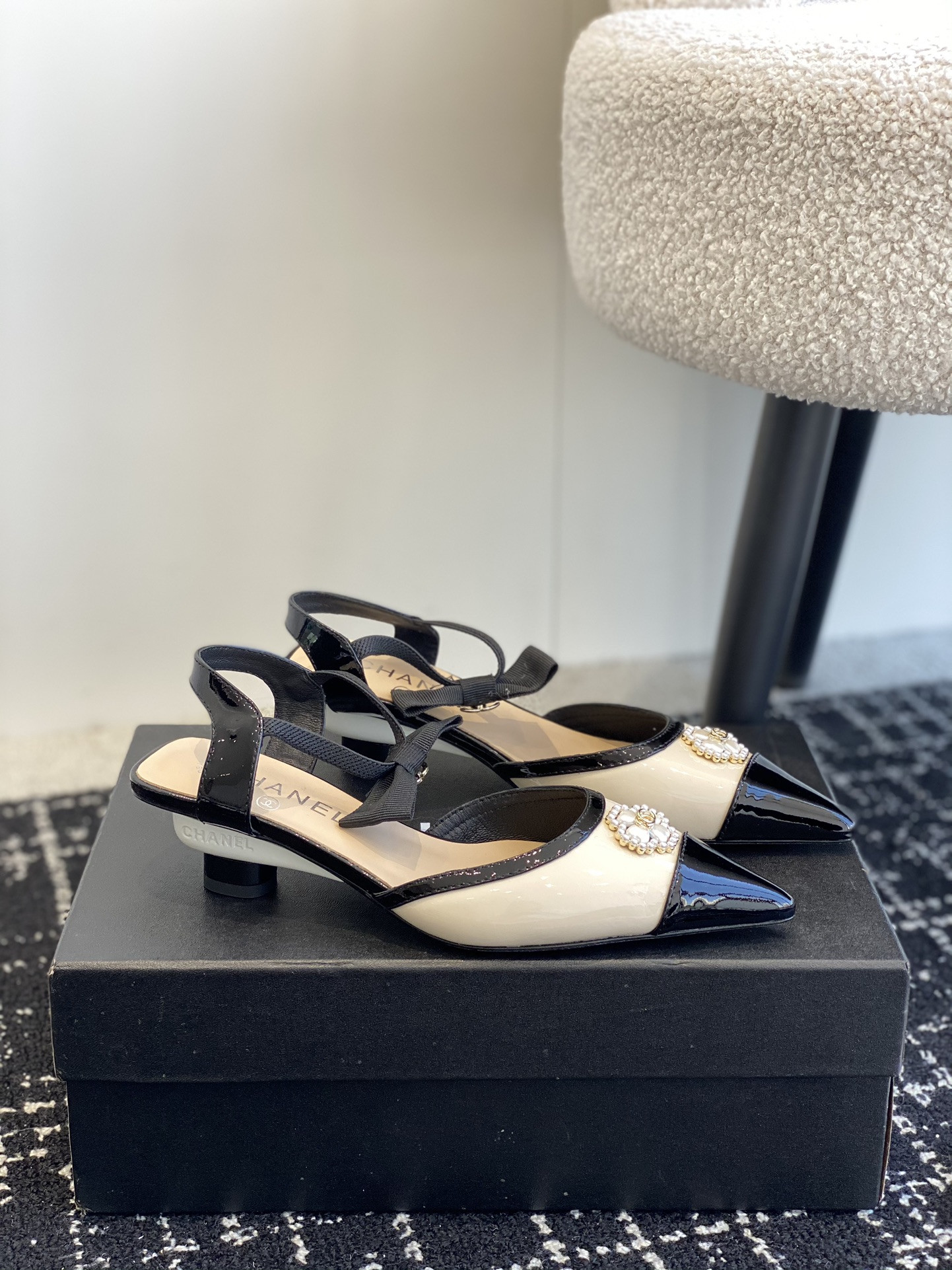ua Ch*el slingbacks