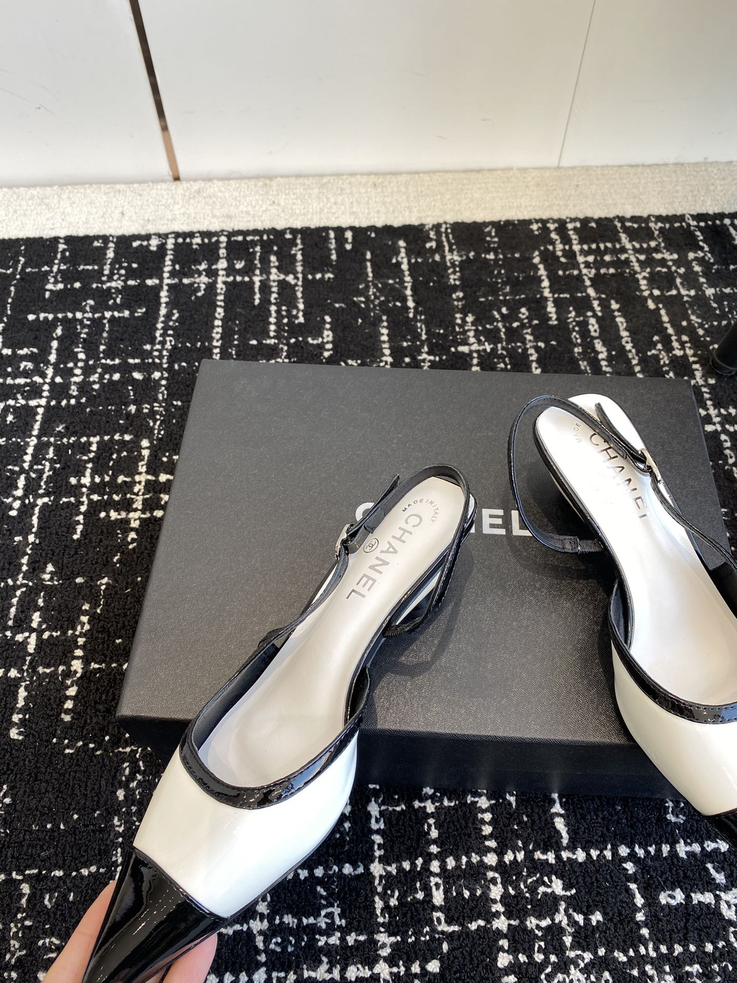 ua Ch*el slingbacks