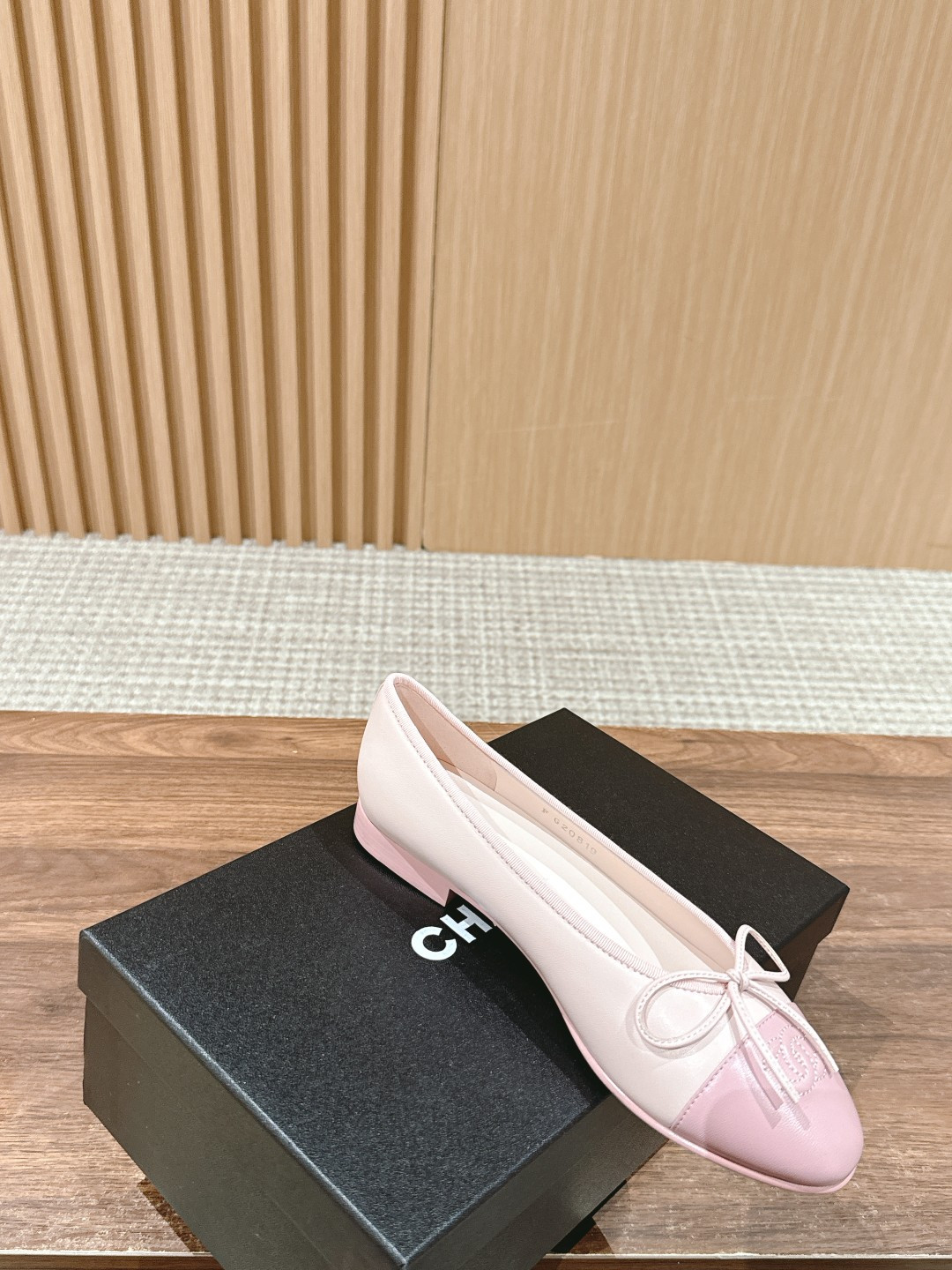 ua Ch*el ballet flats
