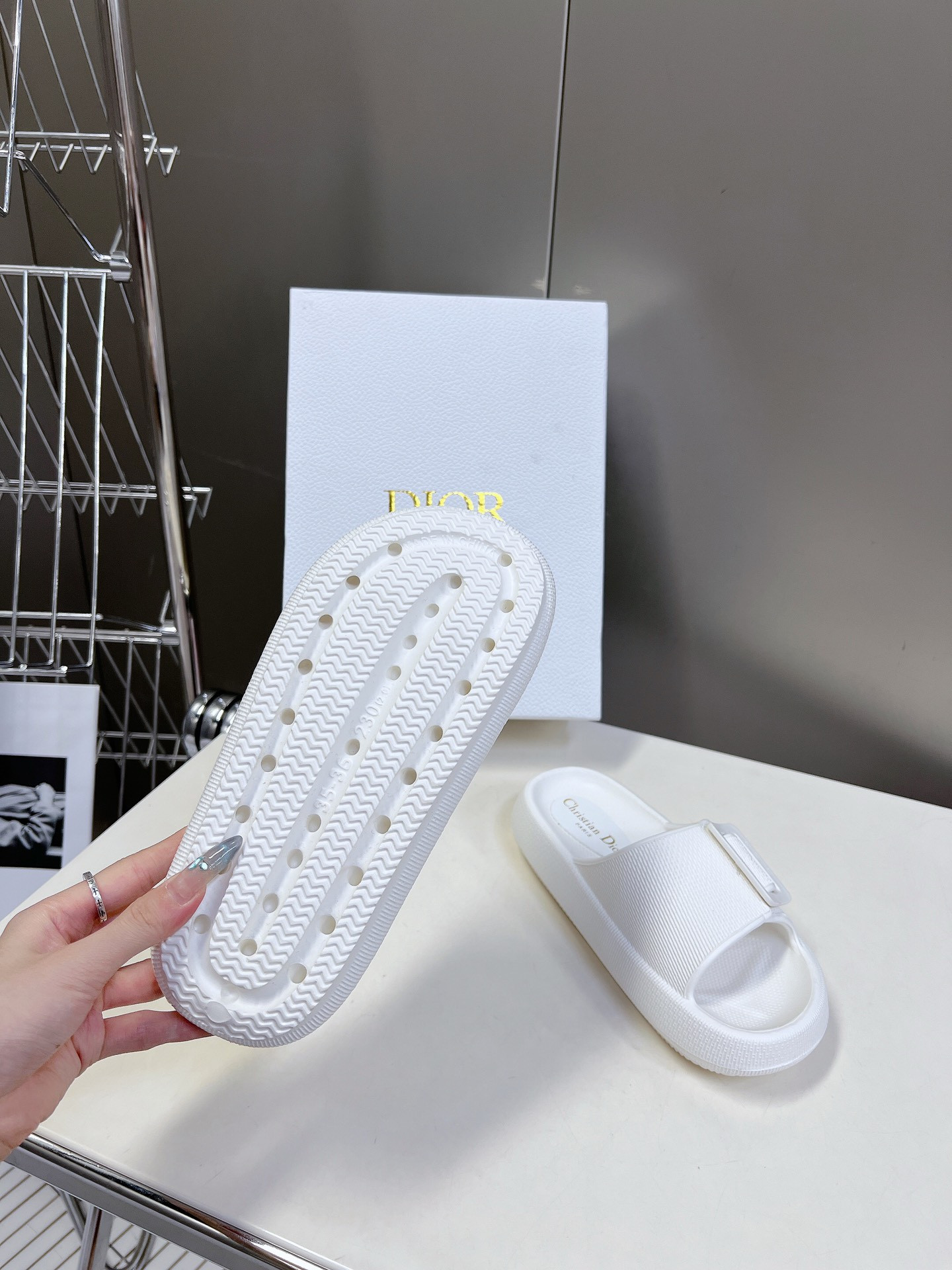 ua D*or slide