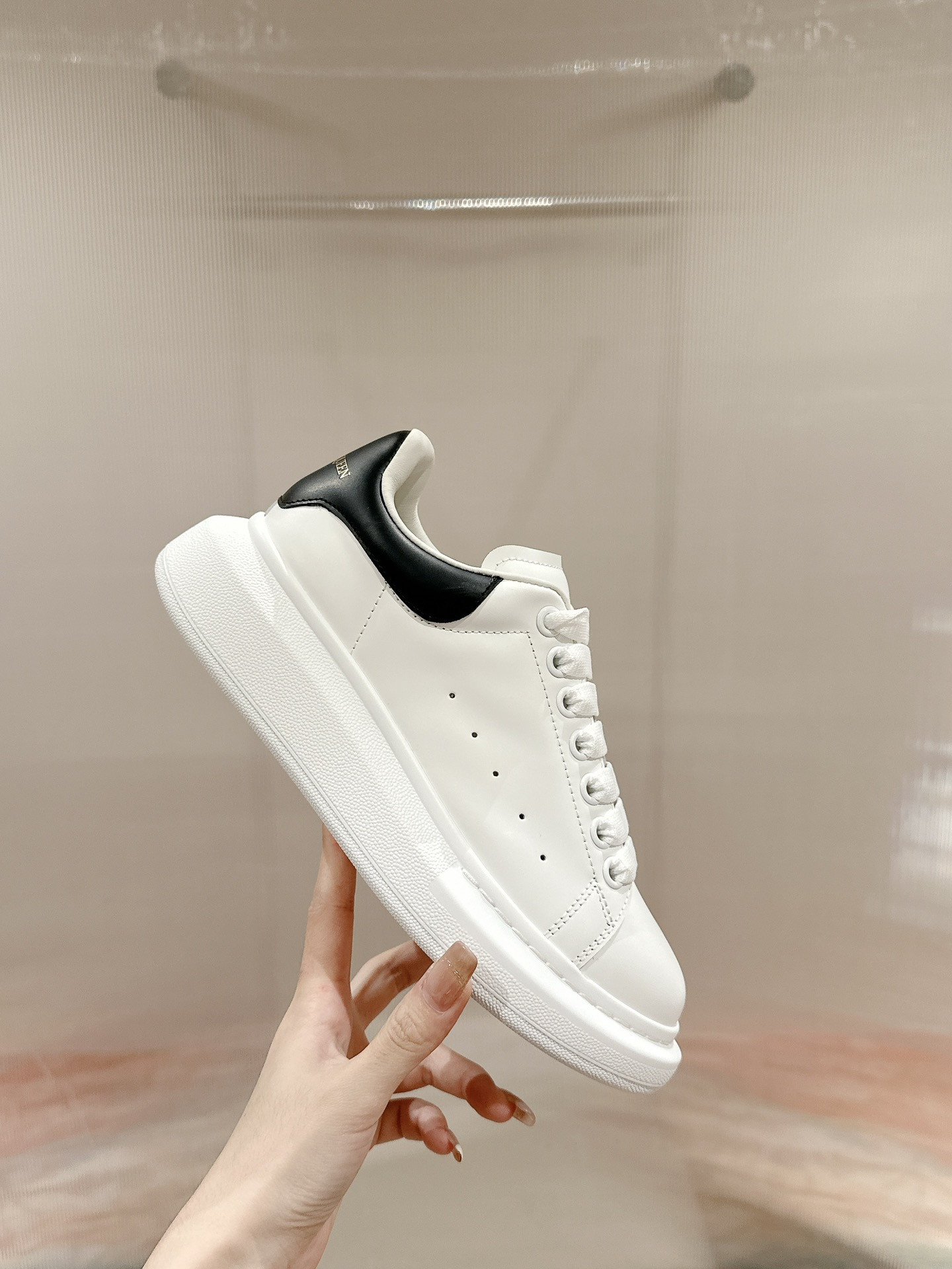 ua ale*d*r M*Q*en oversized  white black