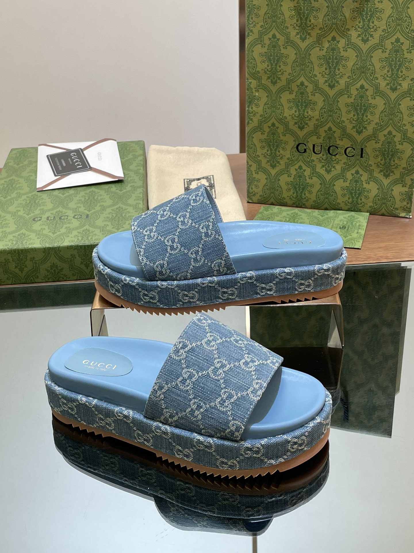 ua G*u*i women