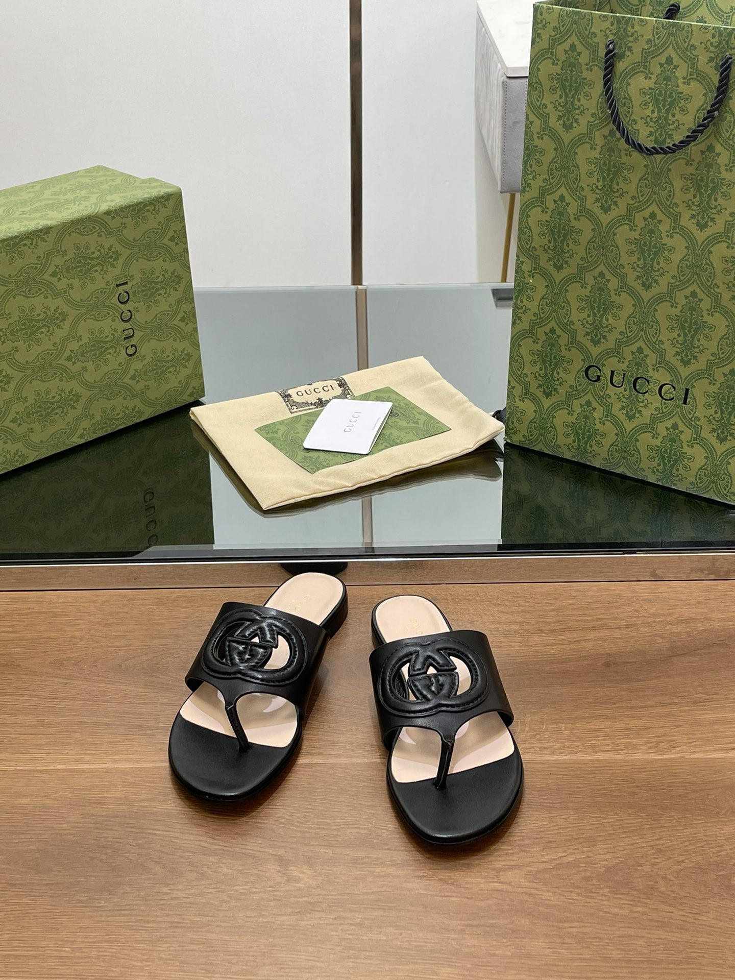 ua G*u*i women