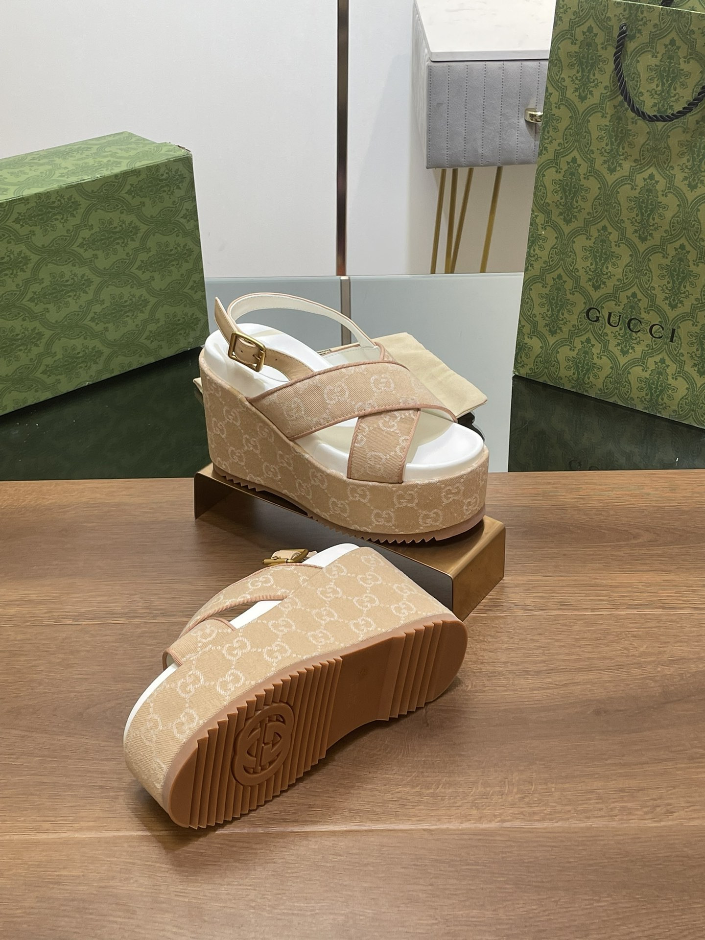 ua G*u*i women