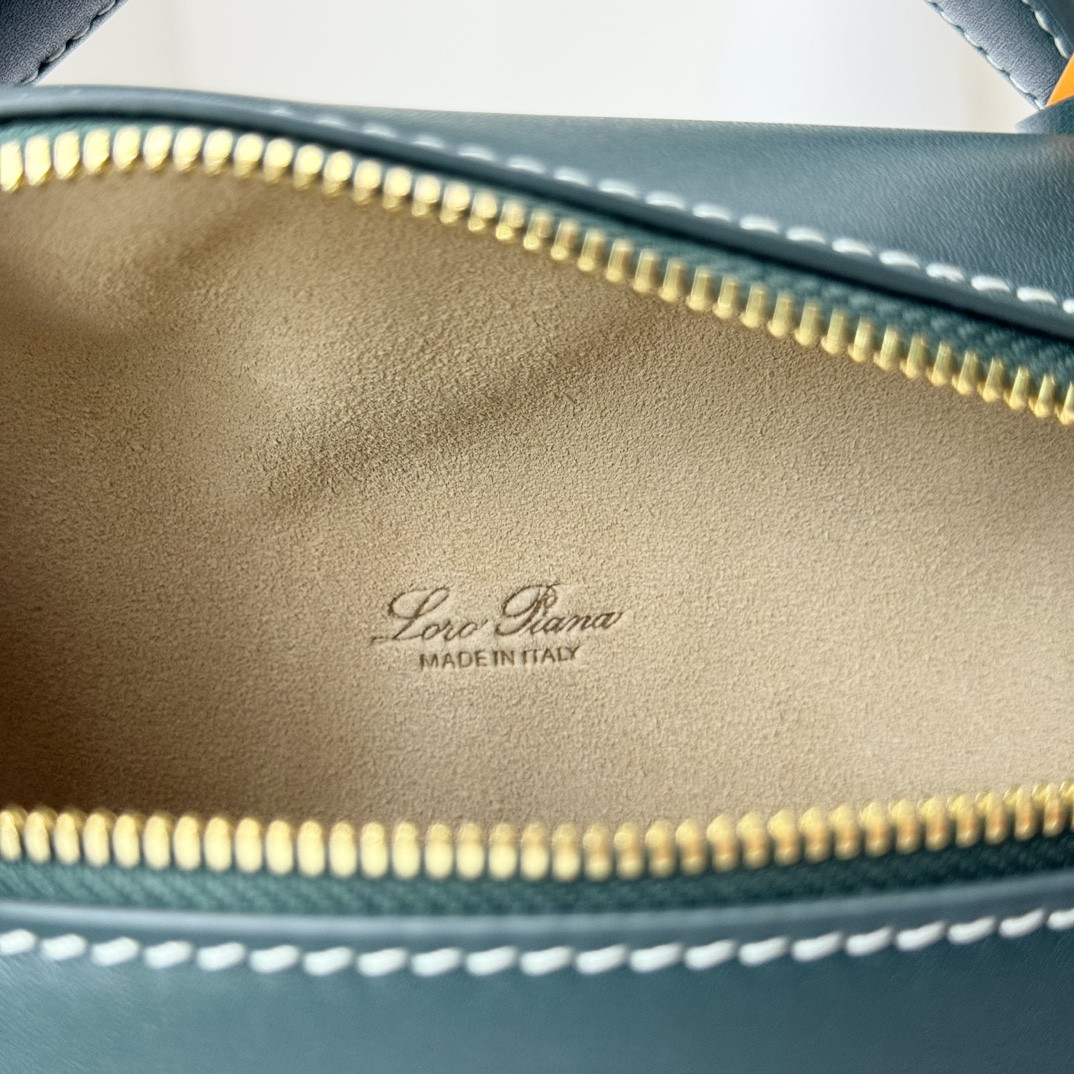 L**o p*ana extra pocket l19 smooth calfskin 11 x 19 x 6.5 cm