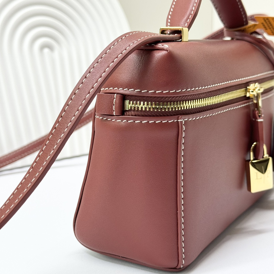 L**o p*ana extra pocket l19 smooth calfskin 11 x 19 x 6.5 cm