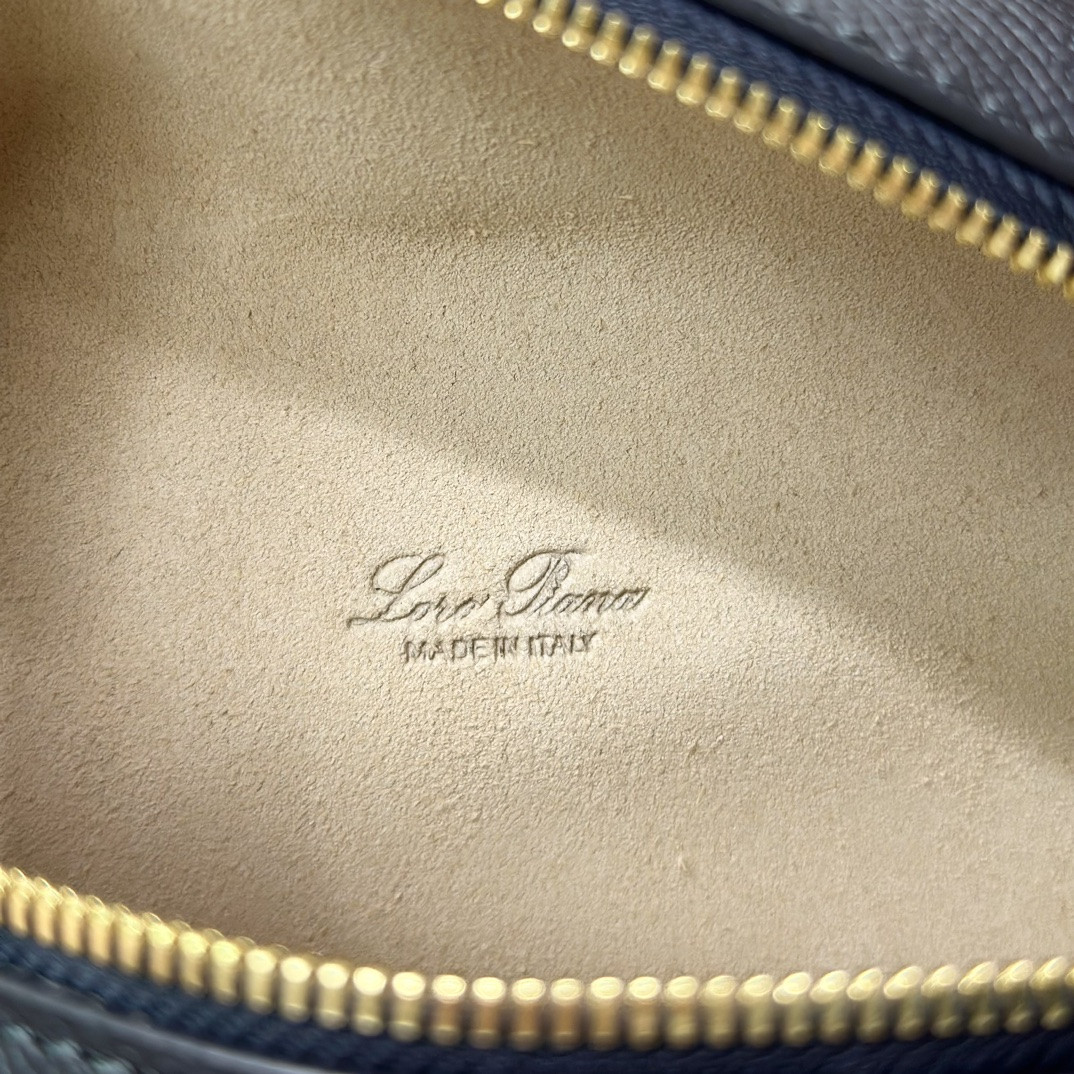 L**o p*ana extra pocket l19 smooth calfskin 11 x 19 x 6.5 cm