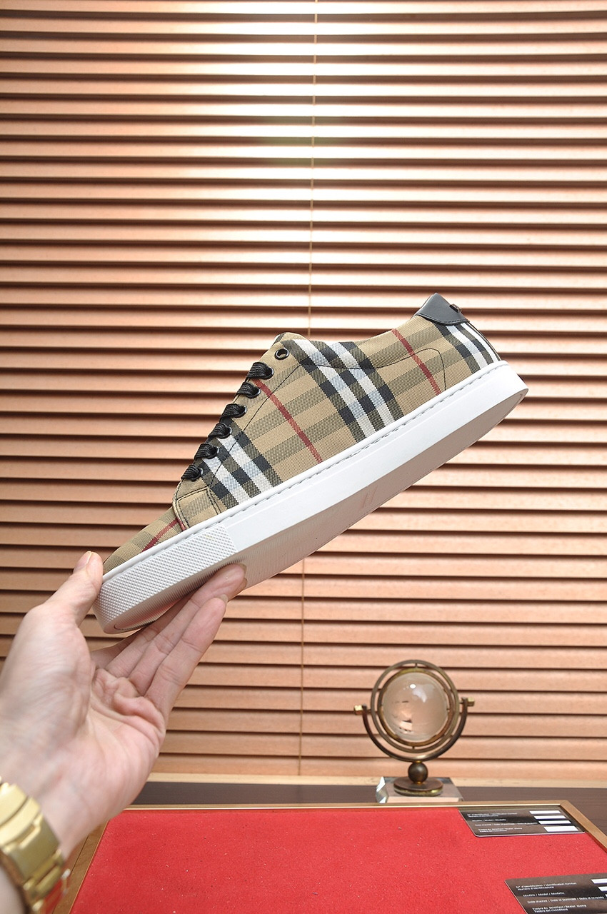 ua B**rry check sneakers