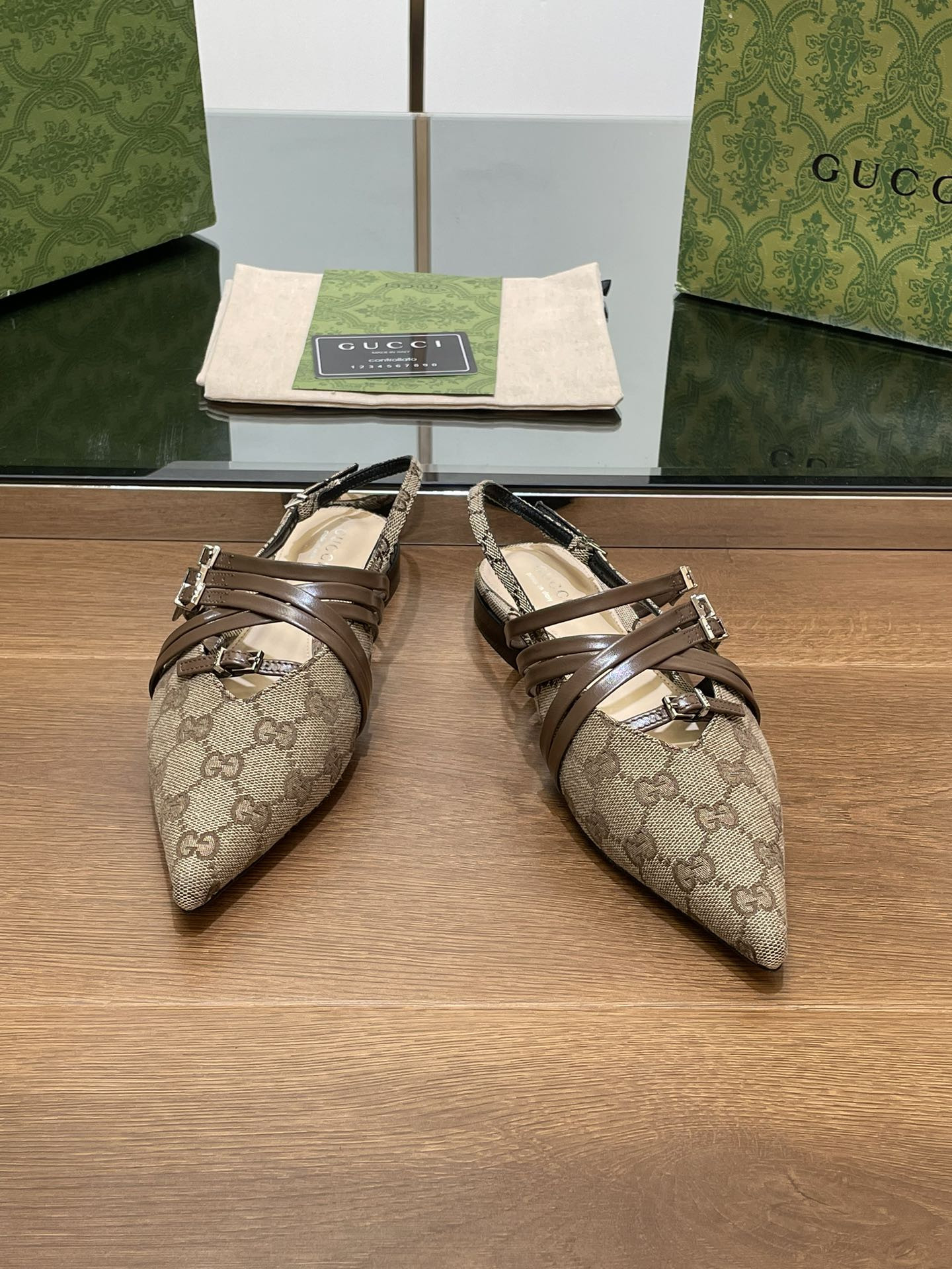 ua G*u*i strappy ballet flat