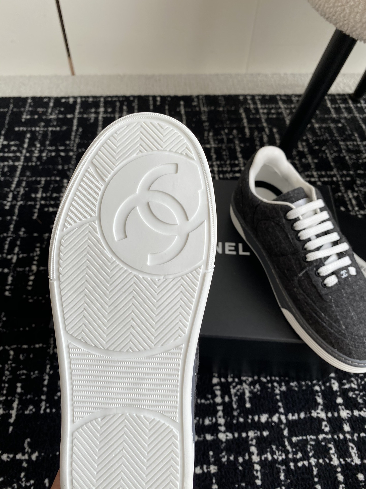 ua Ch*el sneaker