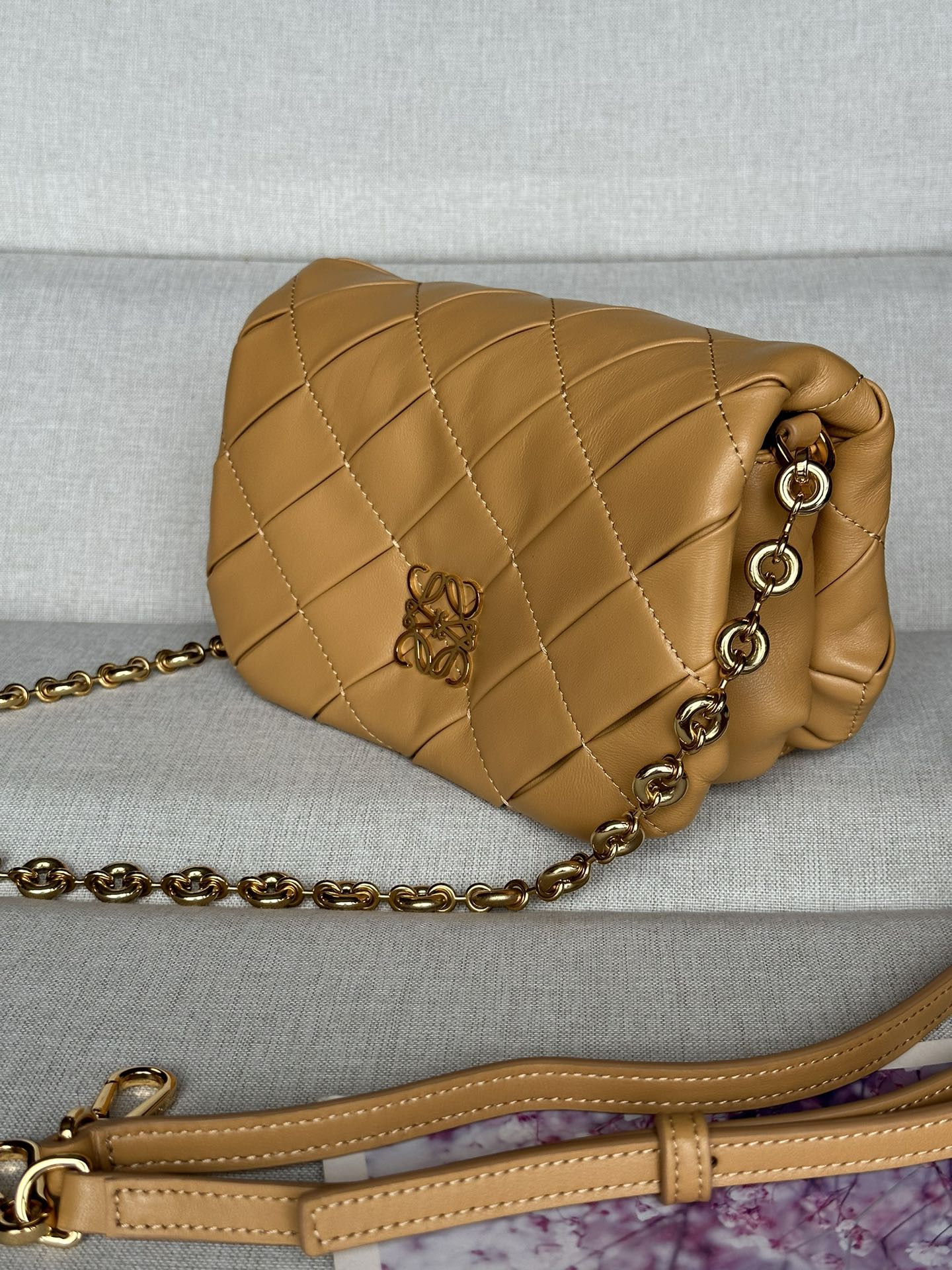 L0ew* mini puffer goya in pleated shiny nappa lambskin 20x6x13cm