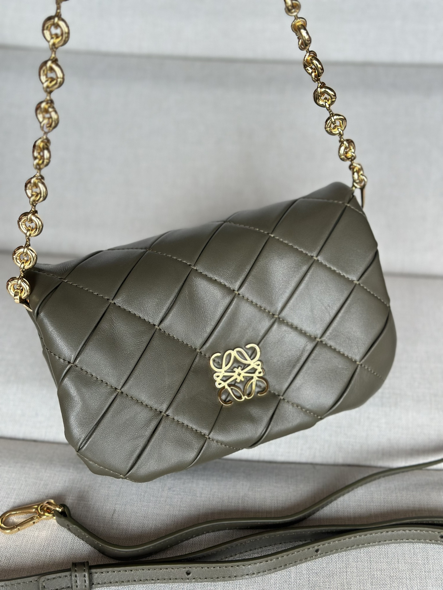 L0ew* mini puffer goya in pleated shiny nappa lambskin 20x6x13cm