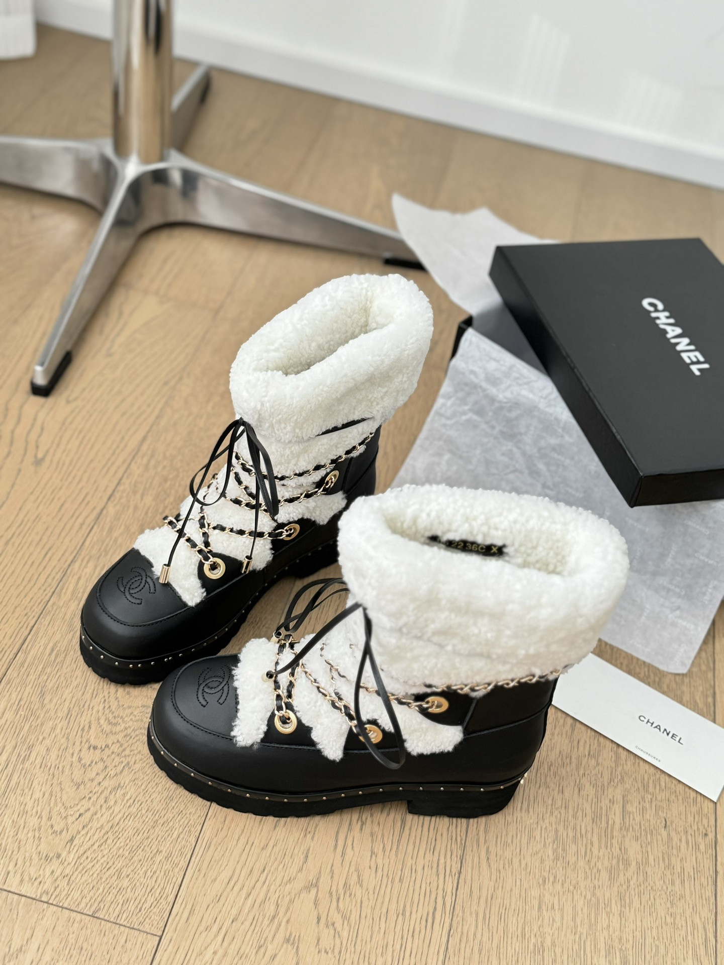 ua Ch*el snow boots