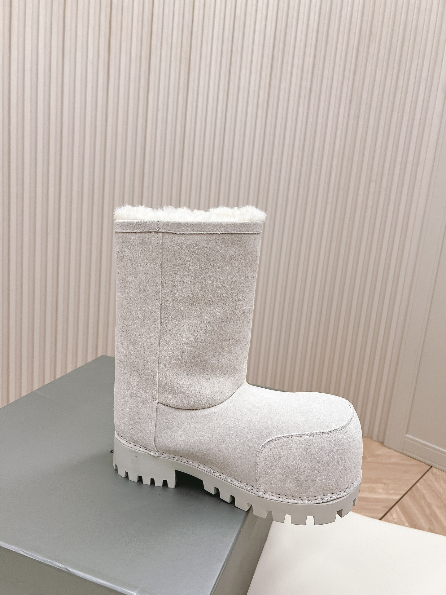 ua Ba*len*cia*ga snow boot