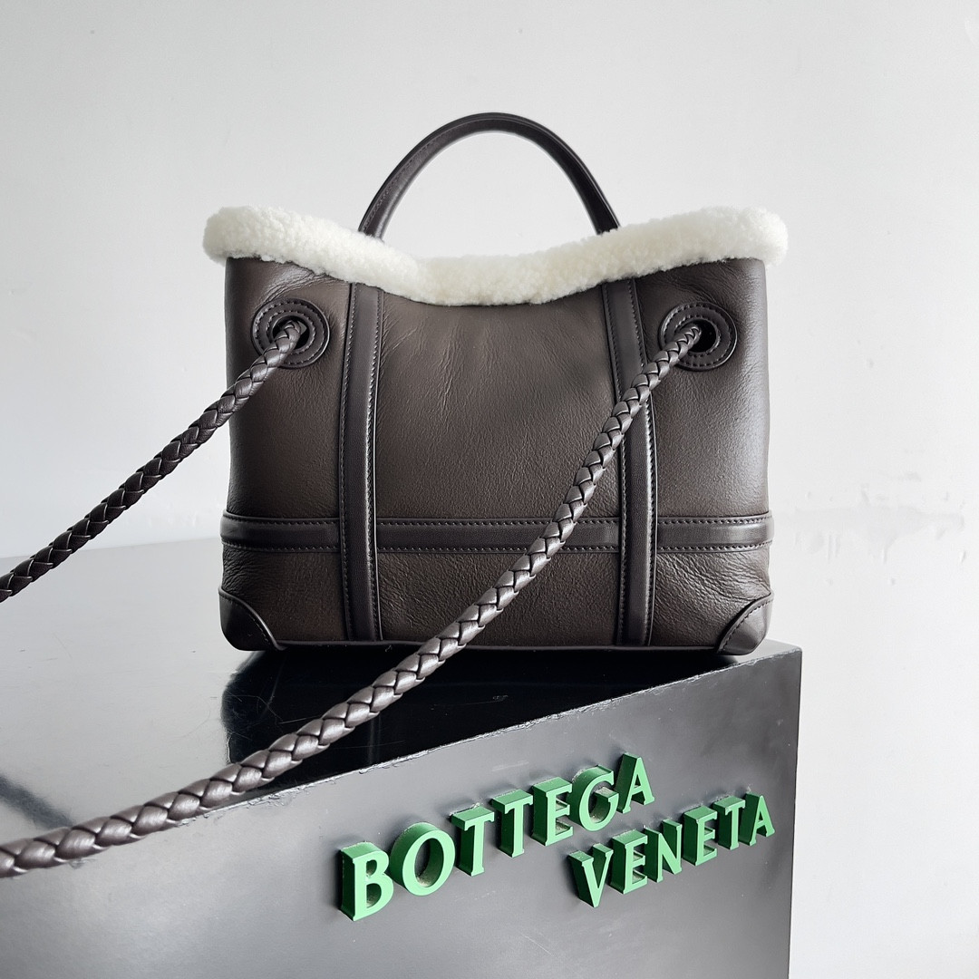 bo*te*ga Ve*ne*ta small andiamo 25x22x10.5cm