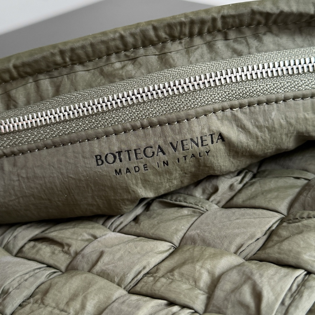 bo*te*ga Ve*ne*ta small rumple messenger 21x14x5cm