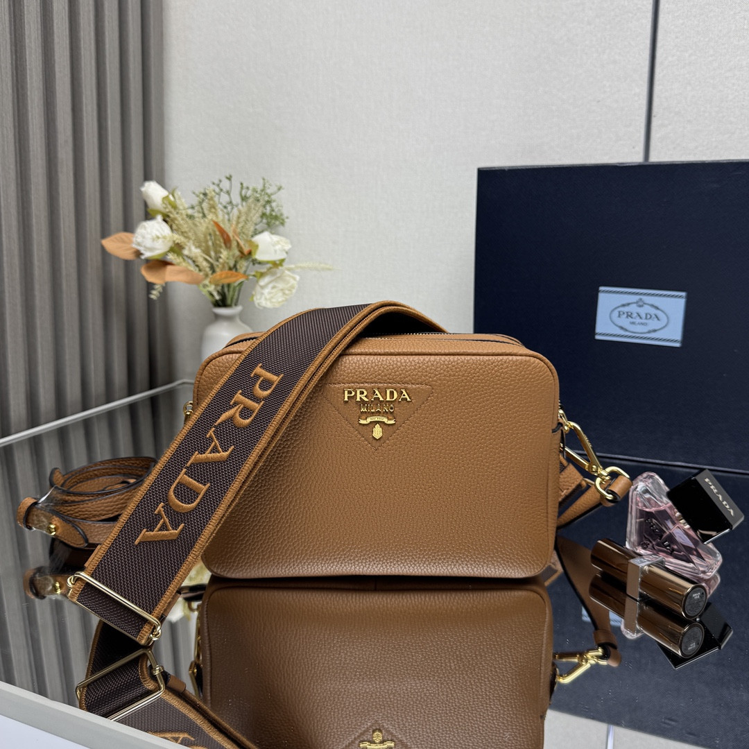 Pra*a small shoulder bag in vitello dino soft leather 22x14.5x8.5cm