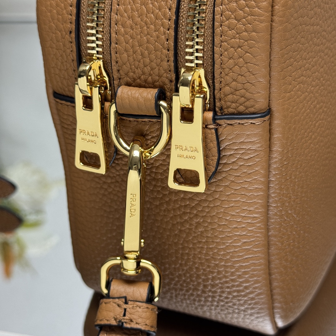 Pra*a small shoulder bag in vitello dino soft leather 22x14.5x8.5cm