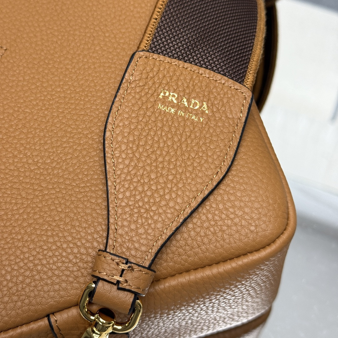 Pra*a small shoulder bag in vitello dino soft leather 22x14.5x8.5cm