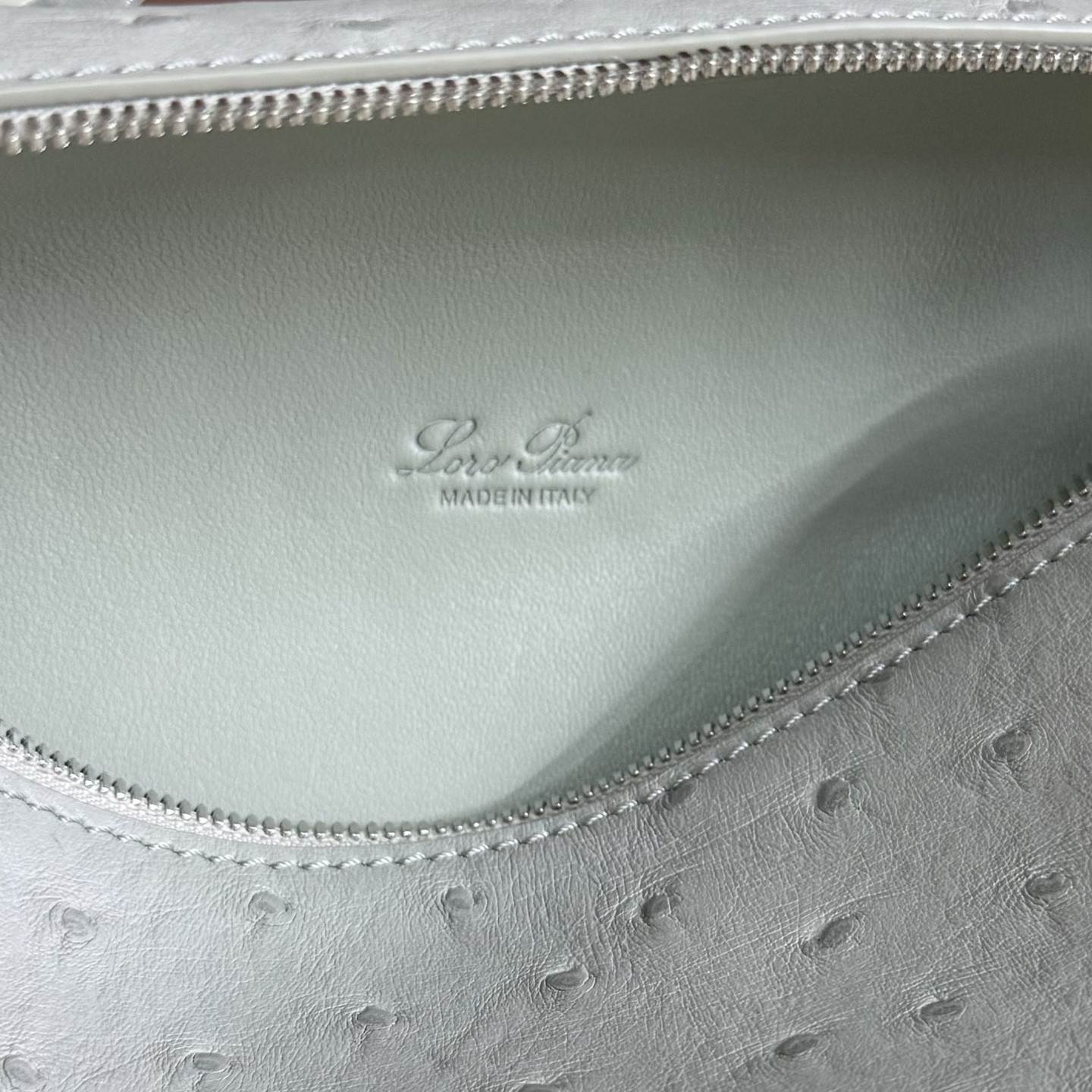 L**o p*ana extra pocket l19 ostrich-grained leather 11 x 19 x 6.5 cm