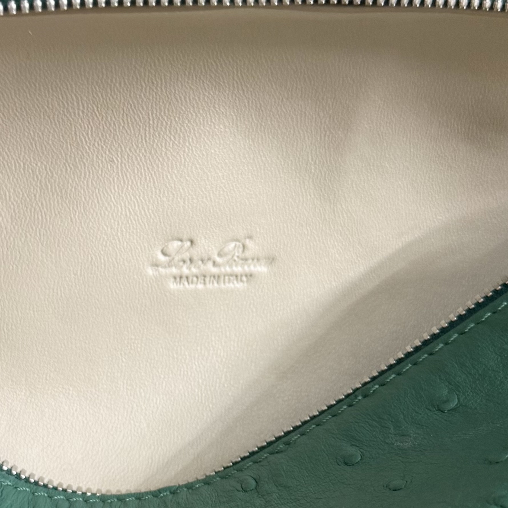 L**o p*ana extra pocket l19 ostrich-grained leather 11 x 19 x 6.5 cm