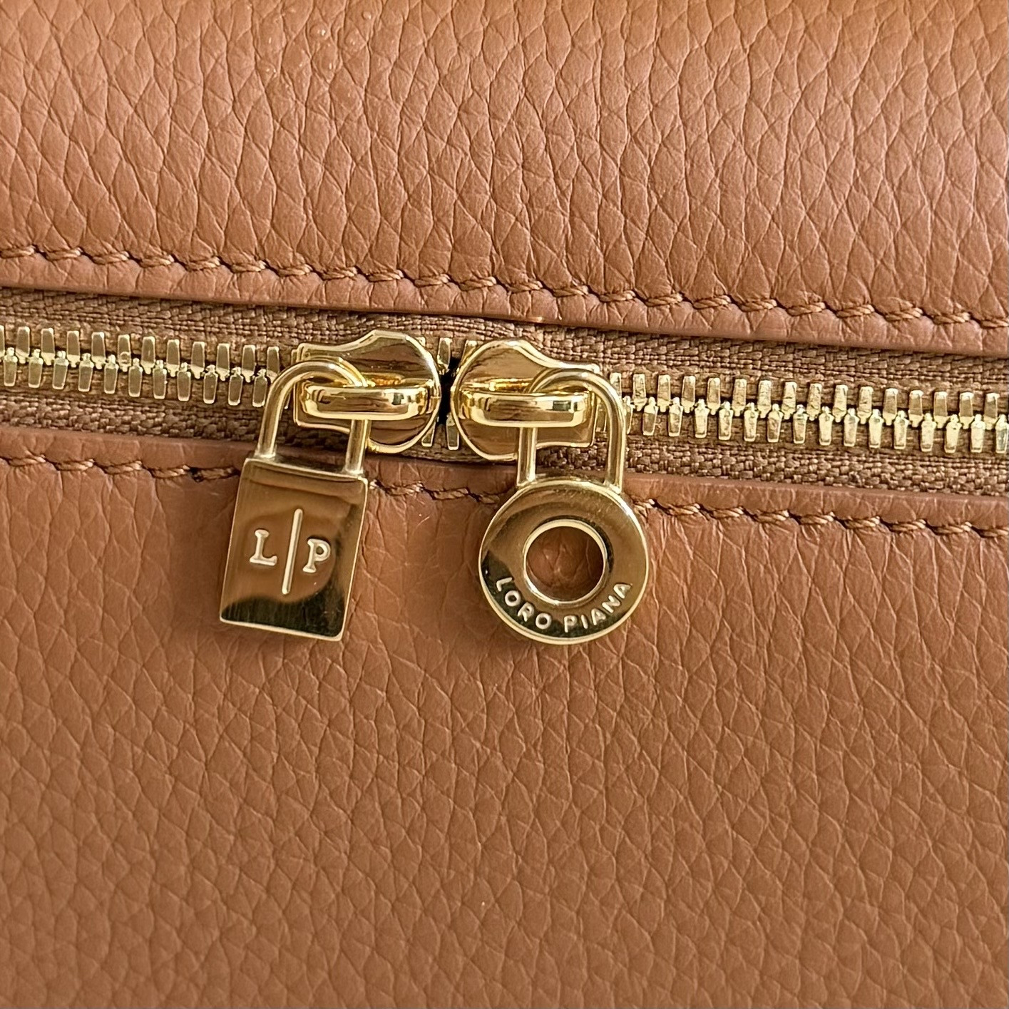 L**o p*ana extra pocket l19 grained calfskin 11 x 19 x 6.5 cm