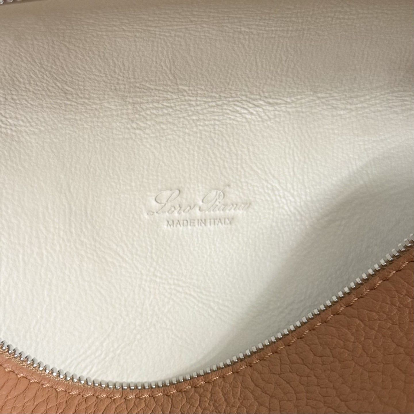 L**o p*ana extra pocket l19 grained calfskin 11 x 19 x 6.5 cm