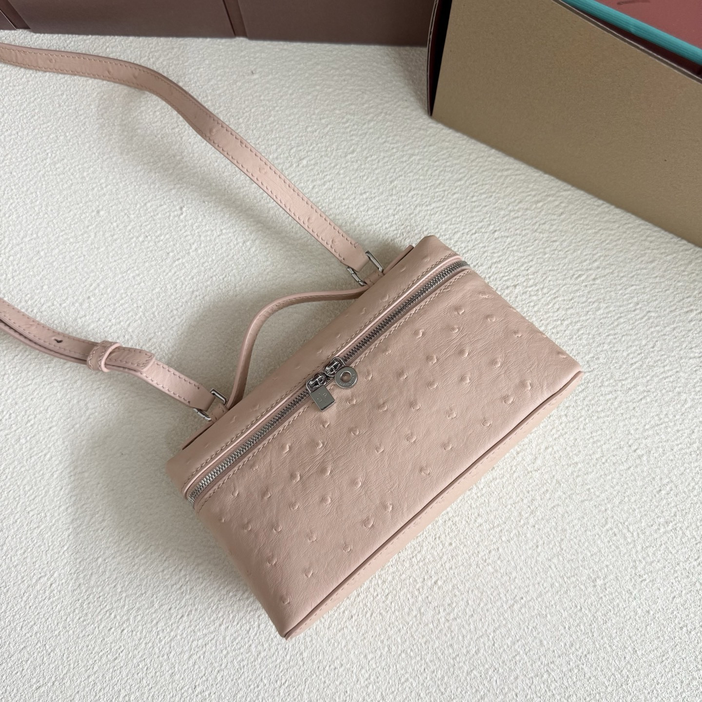 L**o p*ana extra pocket l19 ostrich-grained leather 11 x 19 x 6.5 cm