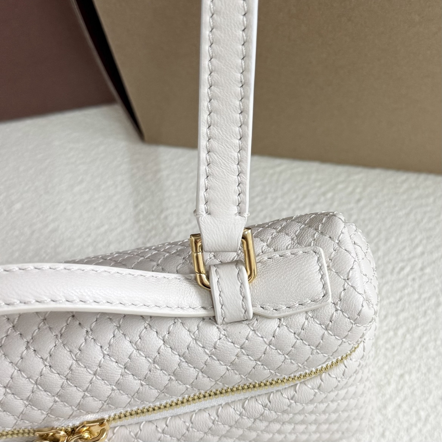 L**o p*ana extra pocket l19 lambskin 19x11.5x7cm