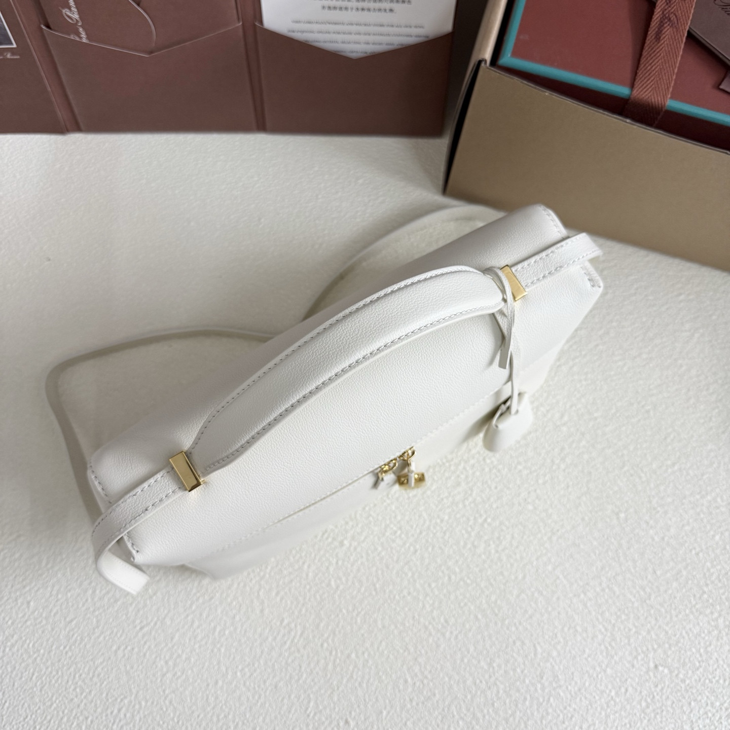 L**o p*ana extra pocket l27 calfskin 16x27x10cm
