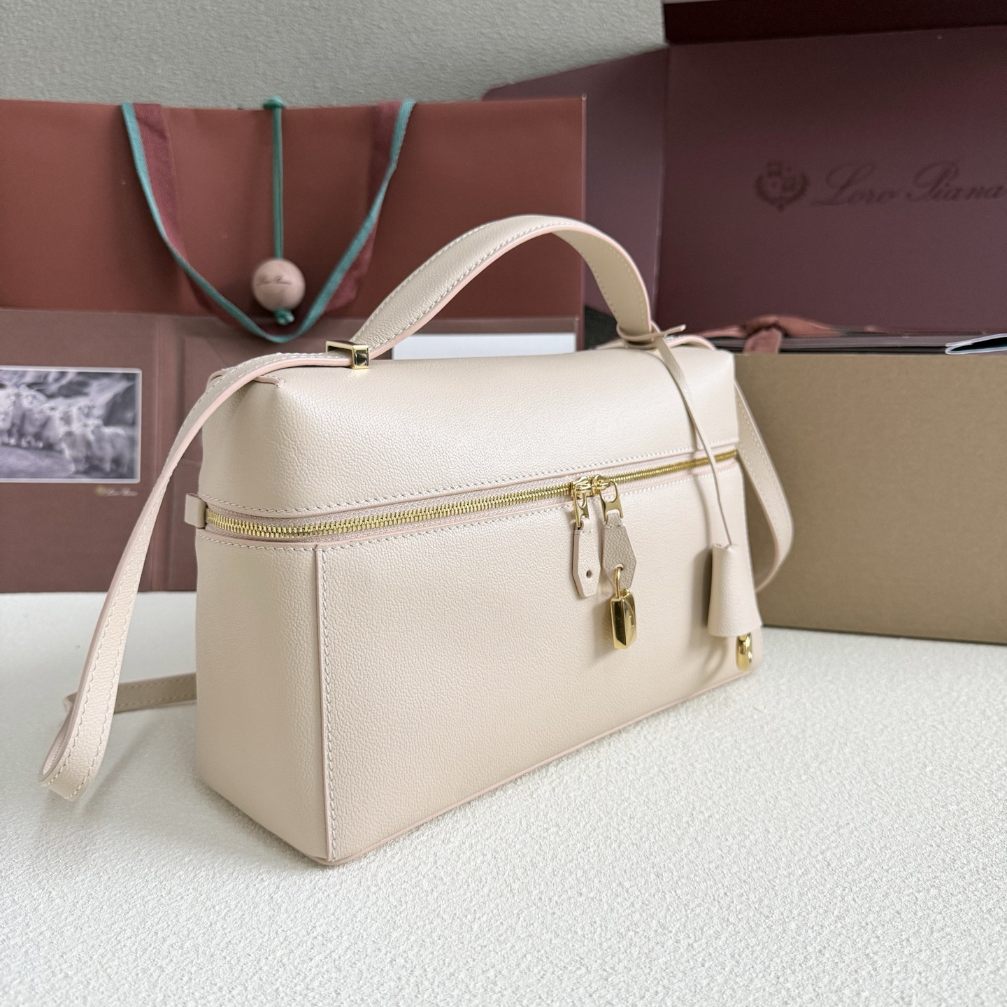 L**o p*ana extra pocket l27 calfskin 16x27x10cm