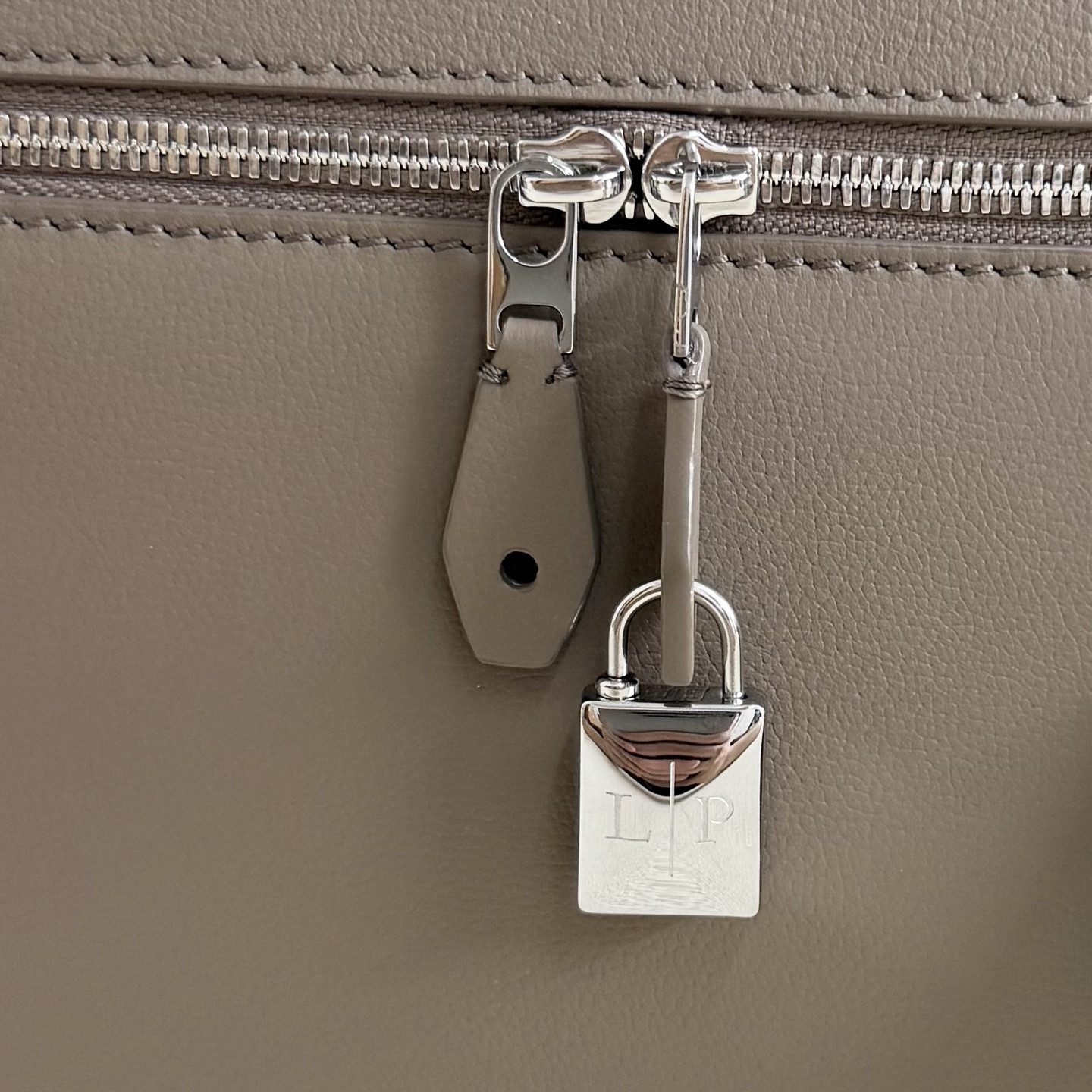 L**o p*ana extra pocket l27 calfskin 16x27x10cm
