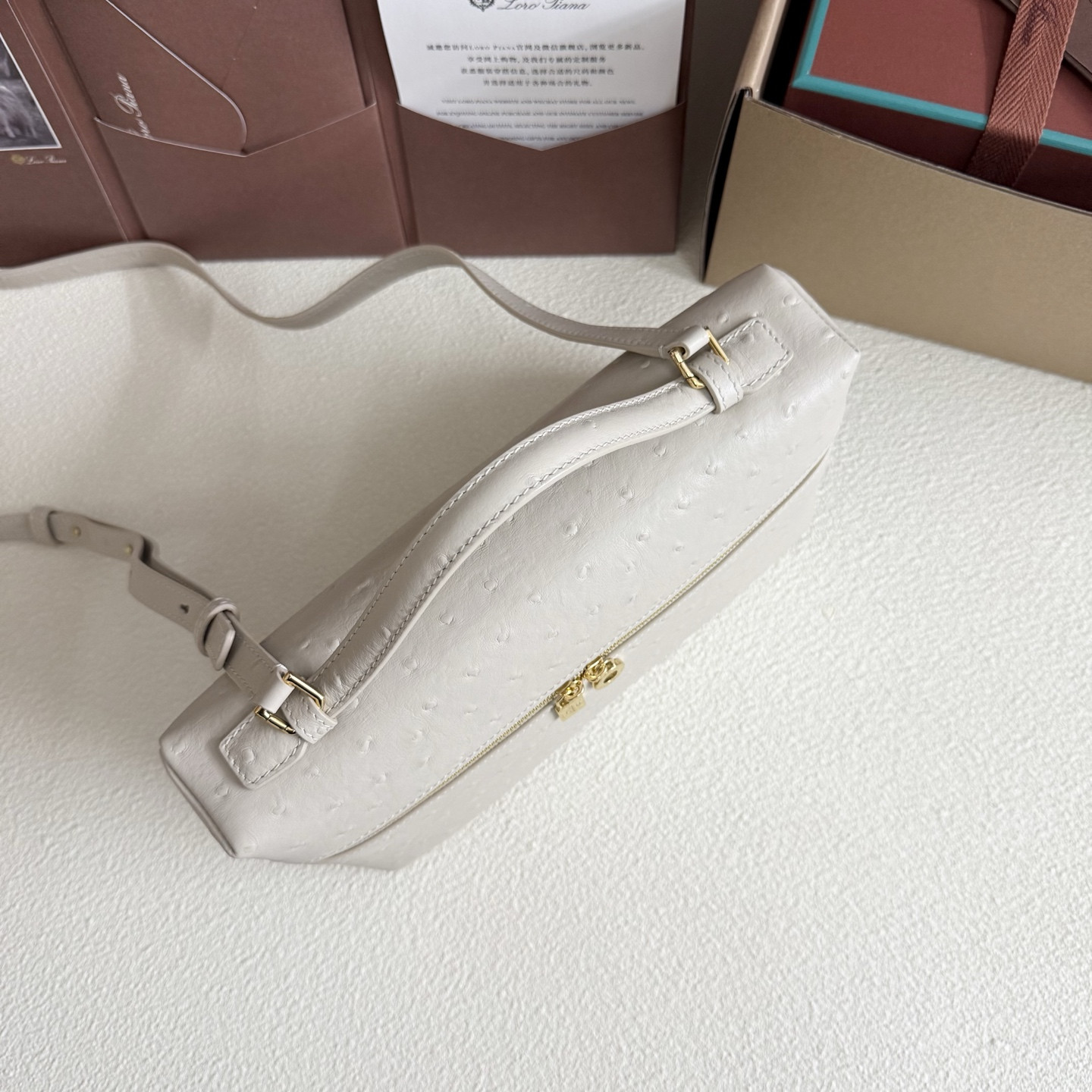 L**o p*ana extra pocket l27 ostrich-grained leather 16x27x10cm