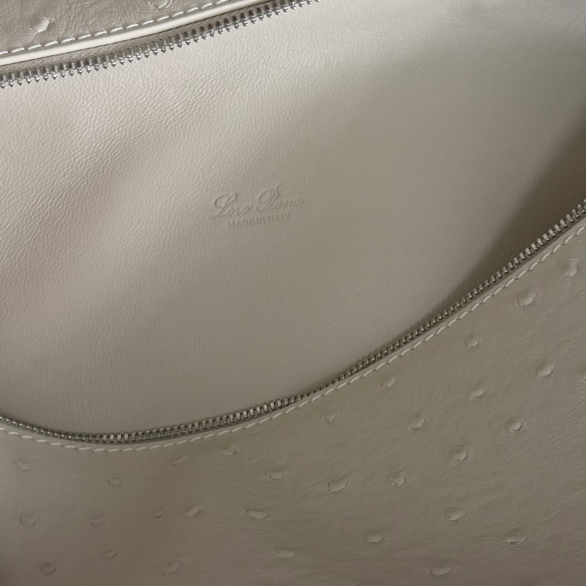 L**o p*ana extra pocket l27 ostrich-grained leather 16x27x10cm