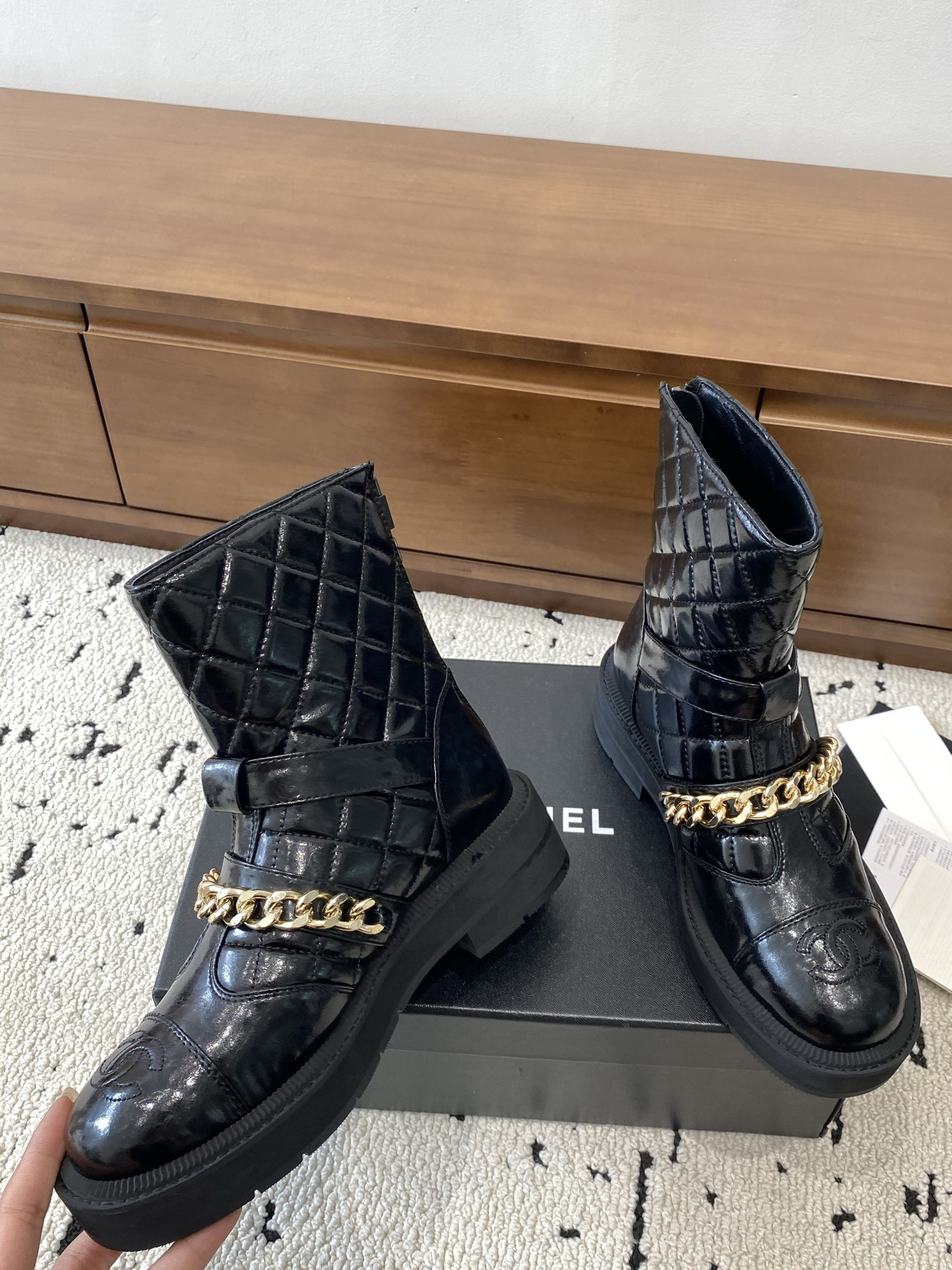 ua Ch*el boots