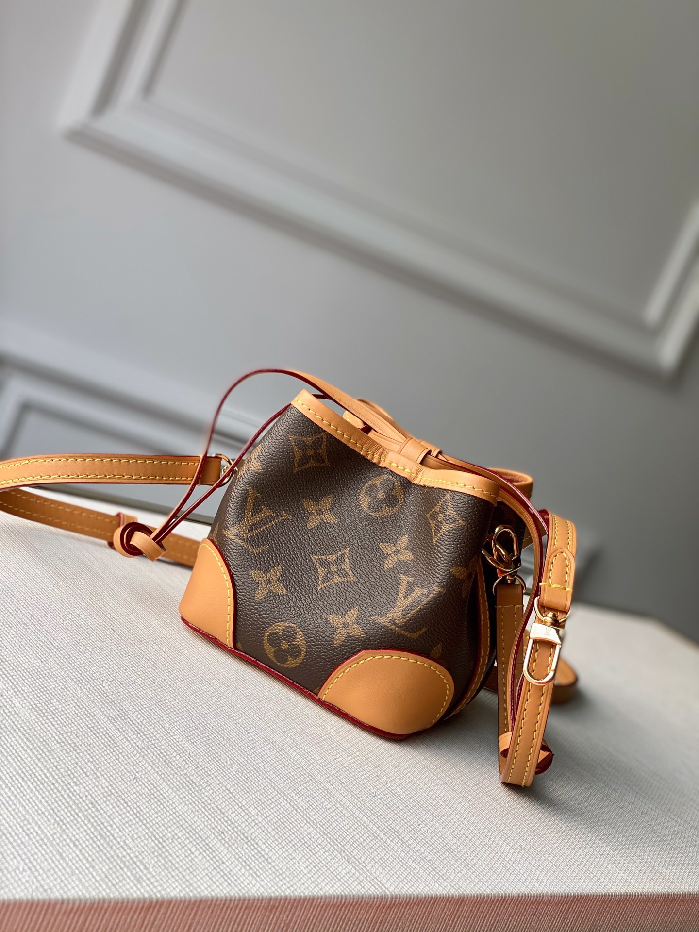 l0*is V*t0n mini bucket-12*12*12cm