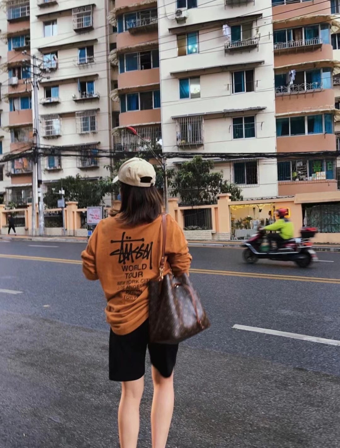 l0*is V*t0n néonoé bucket bag -26x22x27cm