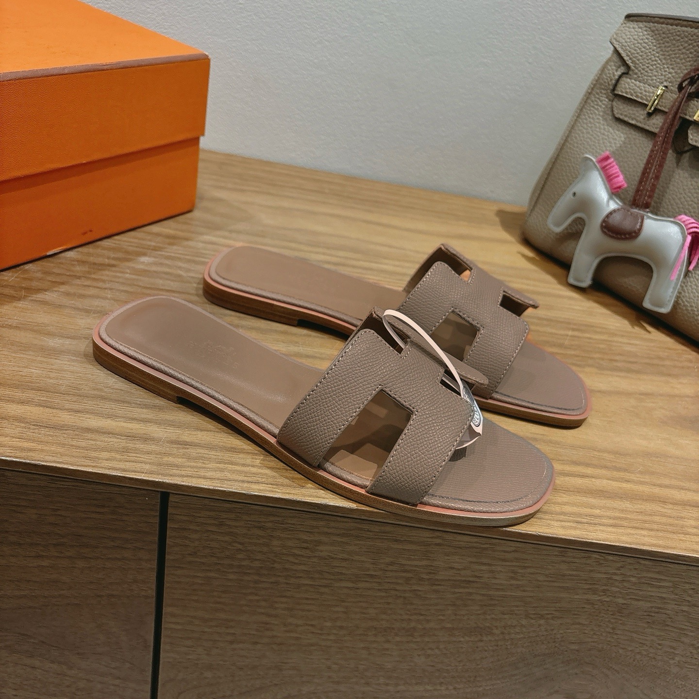 H**me5 slippers in caviar leather